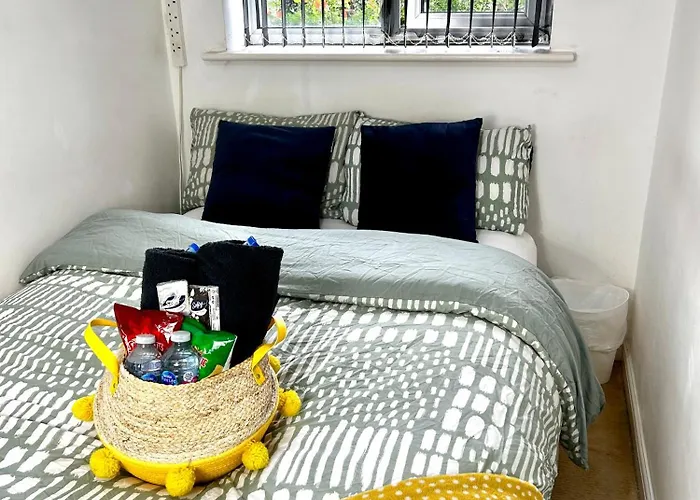 Cozy Private Room With Private Bathroom & Free Parking In Salford!